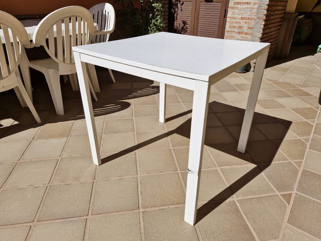 Mesa cuadrada , de madera y patas de metal