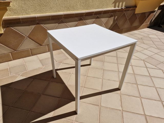 Mesa cuadrada , de madera y patas de metal