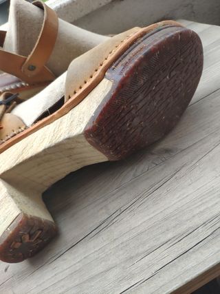 Sandalias ART piel tacón madera