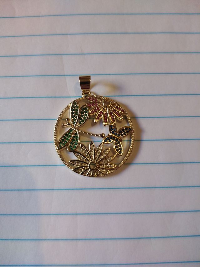 Colgante dorado mariposa, libélula y flores