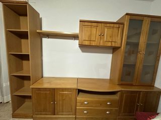 Mueble de comedor de madera y cristal