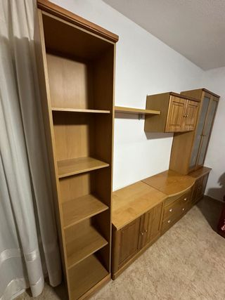 Mueble de comedor de madera y cristal