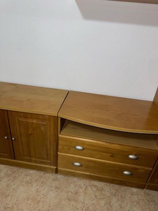 Mueble de comedor de madera y cristal