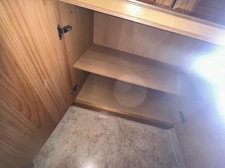 Mueble de comedor de madera y cristal