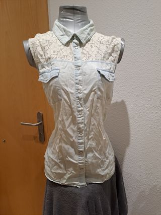 Camisa vaquera sin mangas con encaje