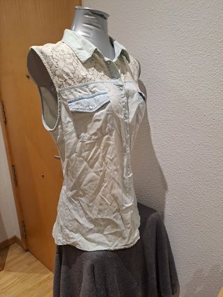 Camisa vaquera sin mangas con encaje