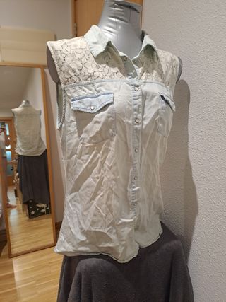 Camisa vaquera sin mangas con encaje