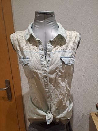 Camisa vaquera sin mangas con encaje