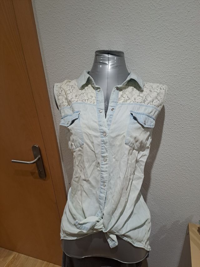 Camisa vaquera sin mangas con encaje
