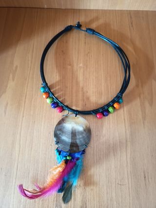 Collar boho con concha y plumas