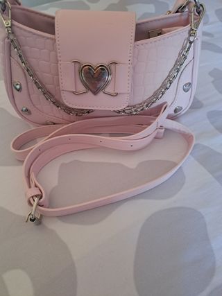 Bolso rosa con corazón plateado