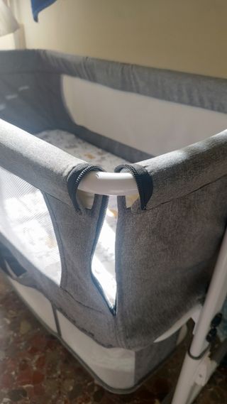Cuna de bebé plegable con ruedas y mosquitero