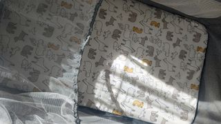 Cuna de bebé plegable con ruedas y mosquitero