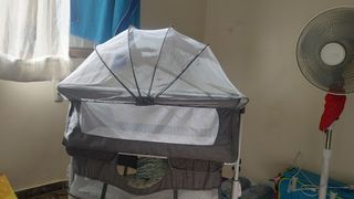 Cuna de bebé plegable con ruedas y mosquitero
