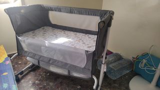 Cuna de bebé plegable con ruedas y mosquitero