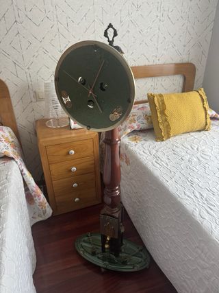 Reloj artesanal de pie