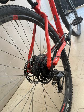 Bicicleta de montaña roja