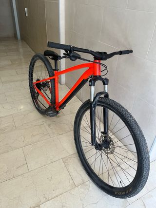 Bicicleta de montaña roja