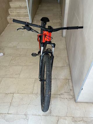 Bicicleta de montaña roja
