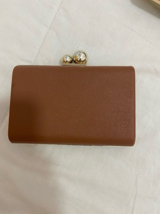 Bolso de mano marrón com detalles dorados