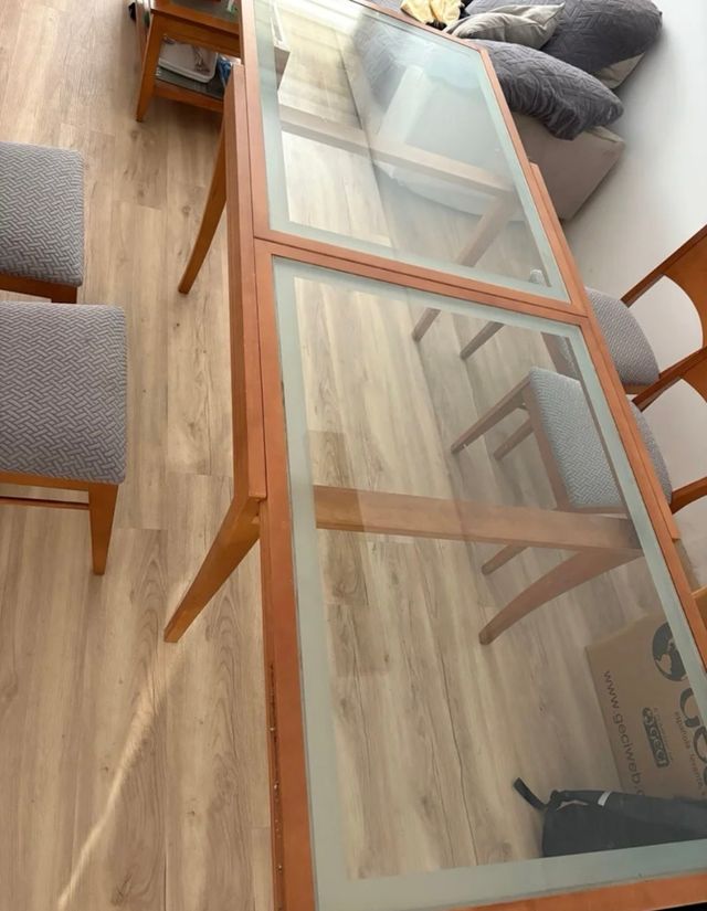 Mesa de cristal y madera