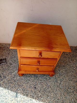 Cajonera de madera con 3 cajones