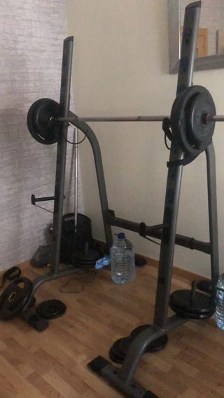 Scaffale da palestra con barra e dischi