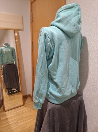 Sudadera calentita con capucha