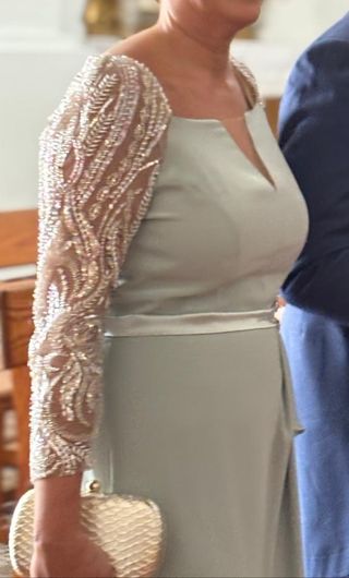 Vestido de fiesta verde con detalles 
