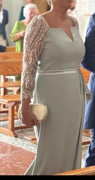 Vestido de fiesta verde con detalles 