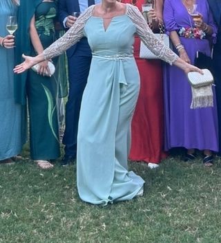 Vestido de fiesta verde con detalles 