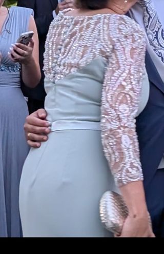 Vestido de fiesta verde con detalles 