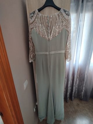Vestido de fiesta verde con detalles 