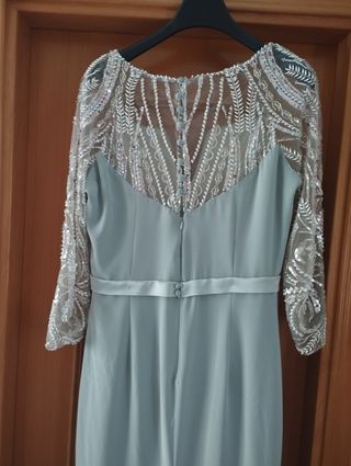Vestido de fiesta verde con detalles 
