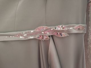 Vestido de fiesta verde con detalles 