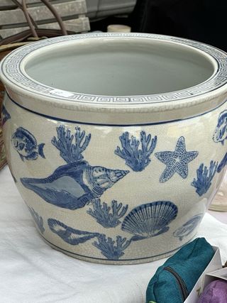 Vaso ceramica decorato con conchiglie e pesci