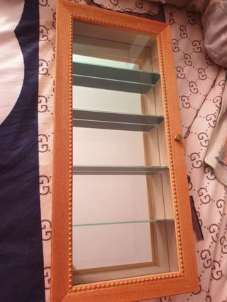 Vitrina de cristal con espejo y marco de madera