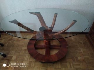 Mesa de cristal con base de madera
