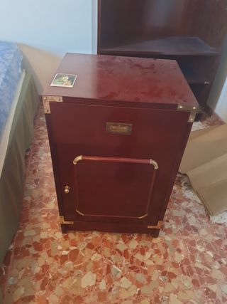 Mueble de madera marrón