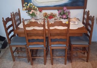 Mesa de comedor de madera y 6 sillas