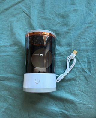 Limpiador de brochas de maquillaje dorado y blanco