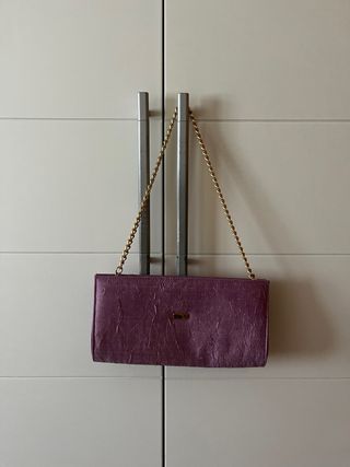 Bolso morado con cadena dorada