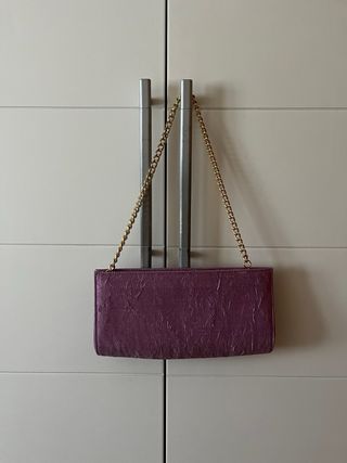 Bolso morado con cadena dorada