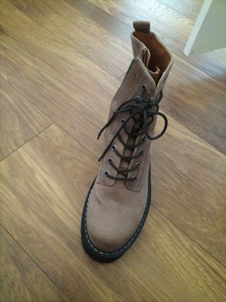 Botines beige con cremallera y cordones