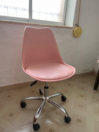 Silla de escritorio rosa y plateada