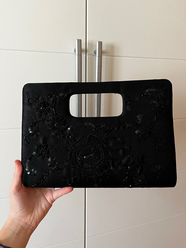 Bolso de mano negro con pedrería