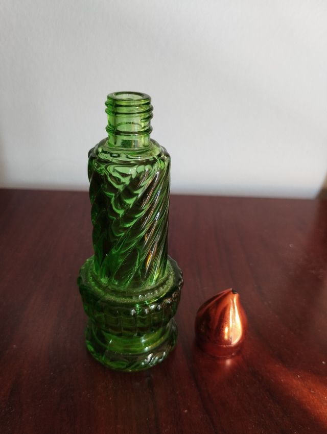 Frasco de perfume antiguo verde