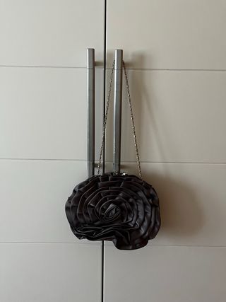 Bolso elegante gris con flor