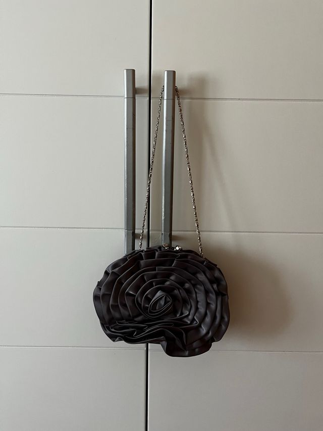 Bolso elegante gris con flor