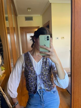 Chaleco lila con abalorios dorados